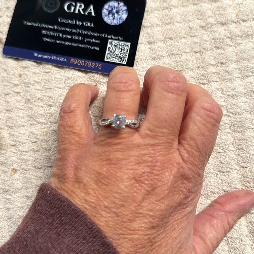 Beautiful Moissanite ring - Picture 3 of 8